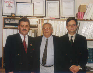 Fotografia-del-Consultor-de-la-CNC-encargado-de-la-Evaluacion-de-la-Tecnologia-de-PCSA-junto-los-Inventores-de-Feb-2001.